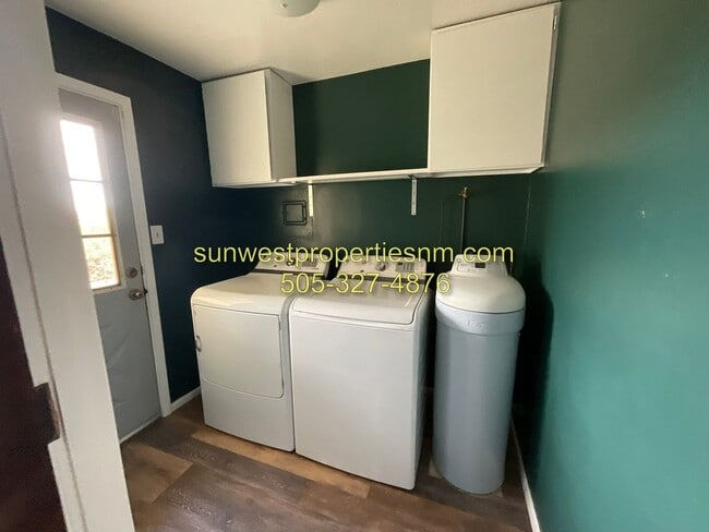 Building Photo - 4 Bedroom, 2 Bathroom House with Fenced Ba...