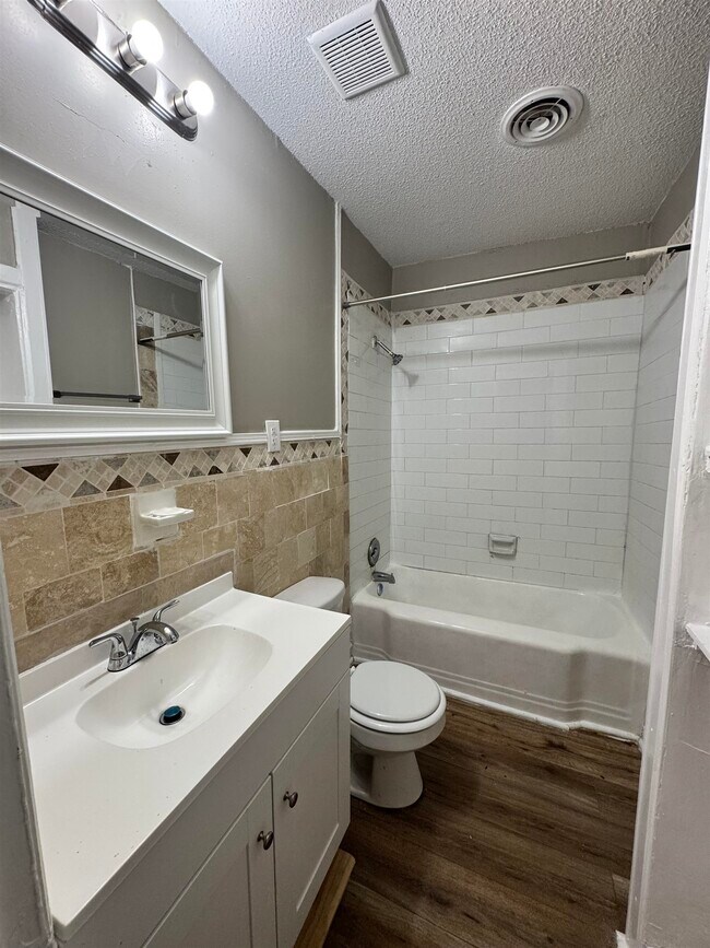 Building Photo - 1330 Victor Dr
