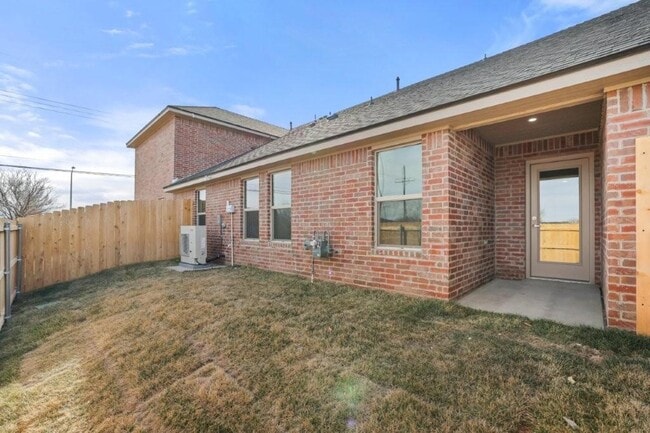 Building Photo - 7627 Woodford Ave