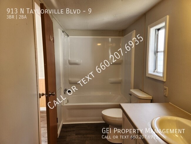 Building Photo - 913 N Taylorville Blvd