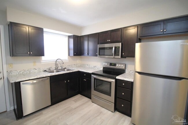 Building Photo - 3400 Green Briar Ct