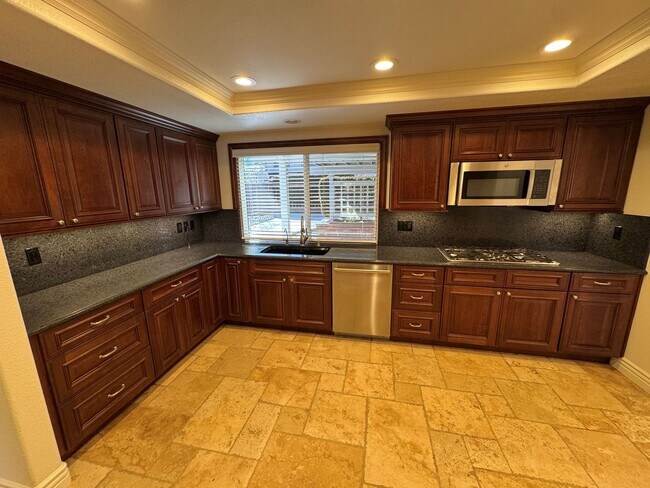 Building Photo - Spacious East Ventura Home- Many Interior Upgrades and Large Backyard!