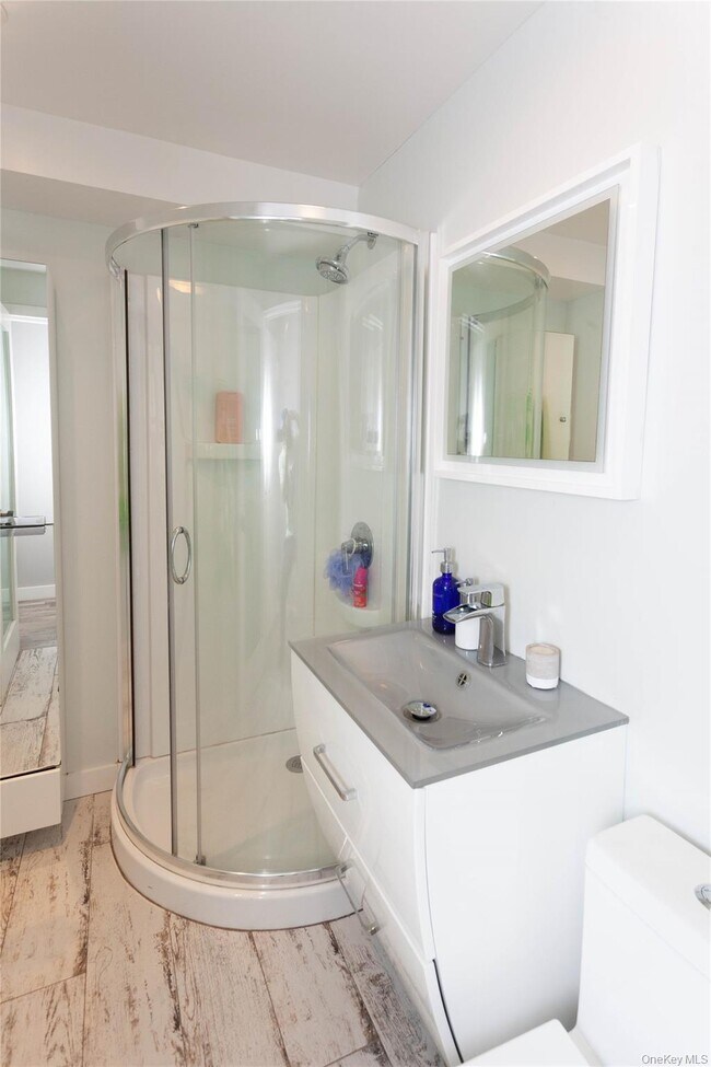 Building Photo - 250 Shore Rd