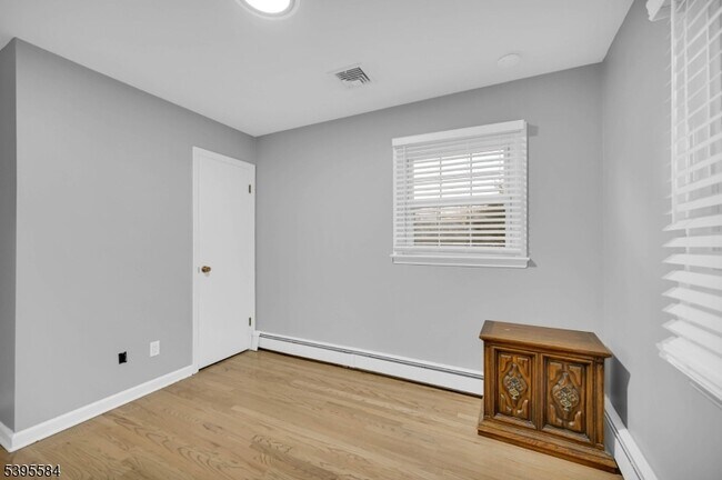 Building Photo - 15 Sweetwood Ct