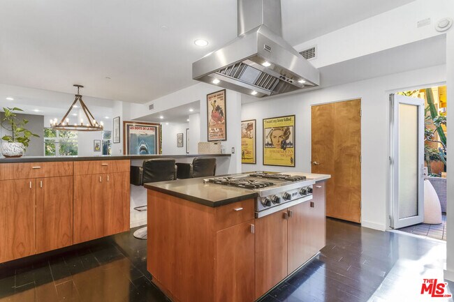 Building Photo - 900 N W Knoll Dr