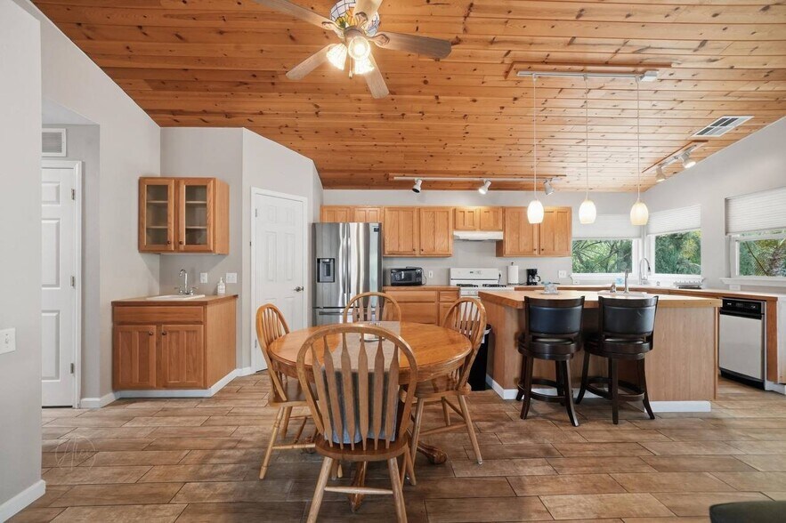 Building Photo - 7501 Uplands of the Kern Dr