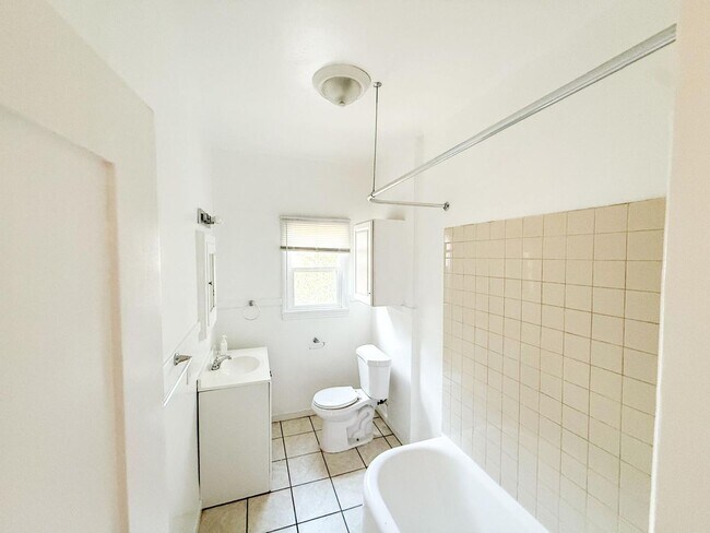 Building Photo - 612 57th St