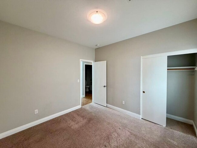 Building Photo - Beautiful single one-story home
