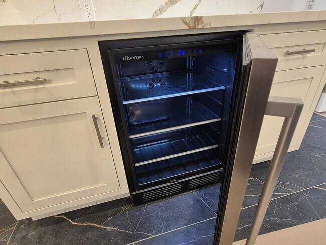 Building Photo - NO MIN CREDIT SCORE REQUIRED, BK OKAY, PAST EVICTION OKAY!, BACKGROUND FRIENDLY. Apply at "The Re...