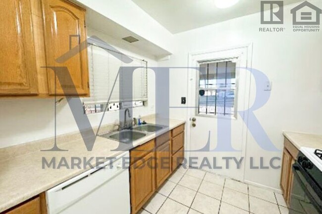 Building Photo - 3Bed/2Bath Duplex at 35th Ave/Cactus! $149...