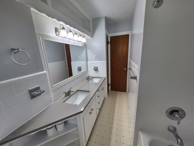 Building Photo - 207 Hooks Ave