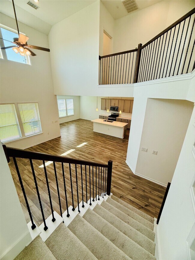 Building Photo - 15826 Dove Holw Dr