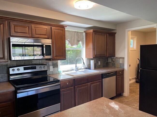 Building Photo - CAMAS Charming Remodeled 3 Bedroom Bungalow close to Crown Park!