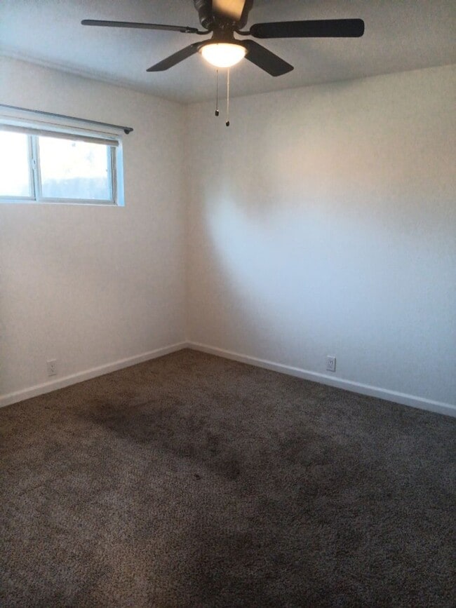 Building Photo - Charming 2-bedroom, 1-bathroom! Showings available soon!