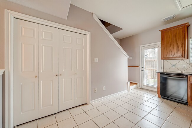 Building Photo - 206 Sydnor St