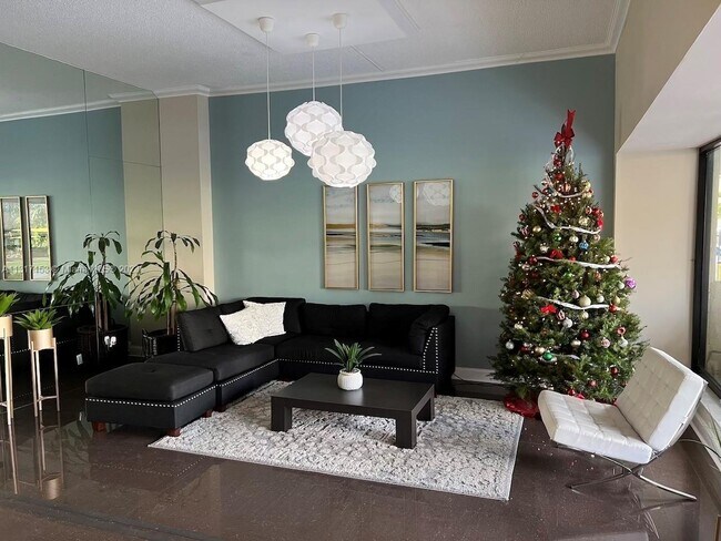 Building Photo - 2500 NE 135th St