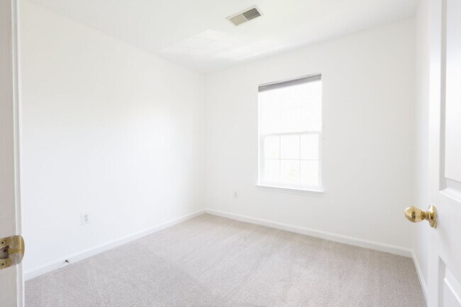 Building Photo - Lovely 3 BR/2 Full BA 2Half BA Townhome in...