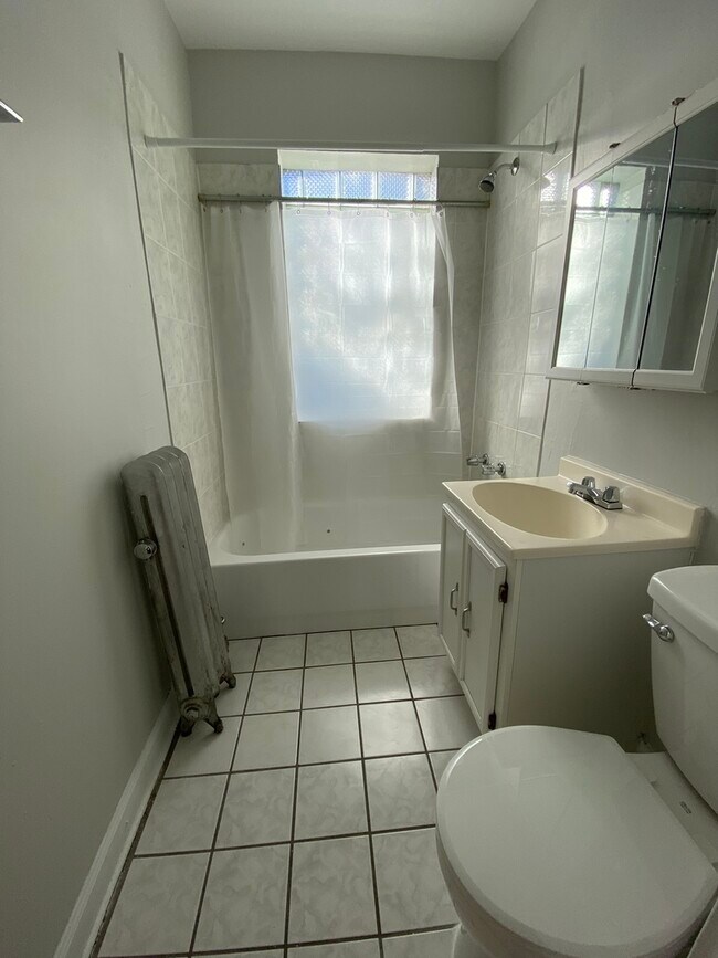 Building Photo - 5056 N Wolcott Ave