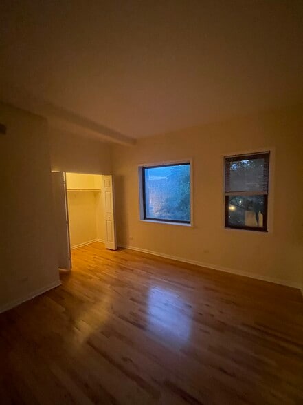 Building Photo - 5120 N Kenmore Ave