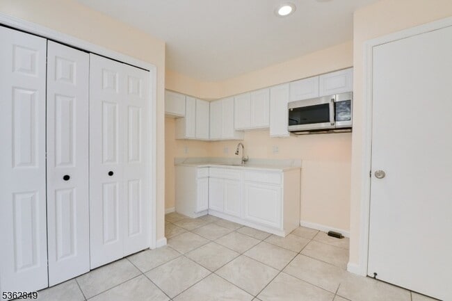 Building Photo - 145 S Arlington Ave