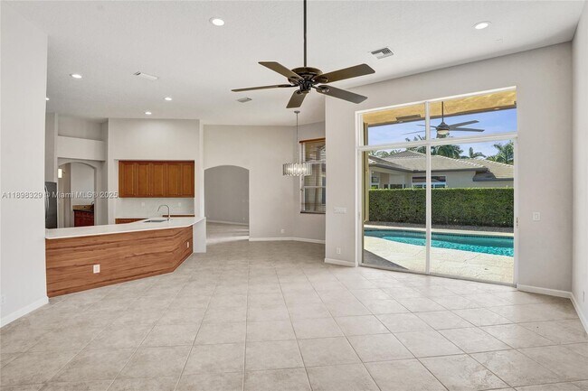 Building Photo - 2553 Jardin Manor