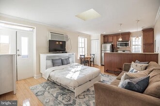 Building Photo - 1716 Pine St