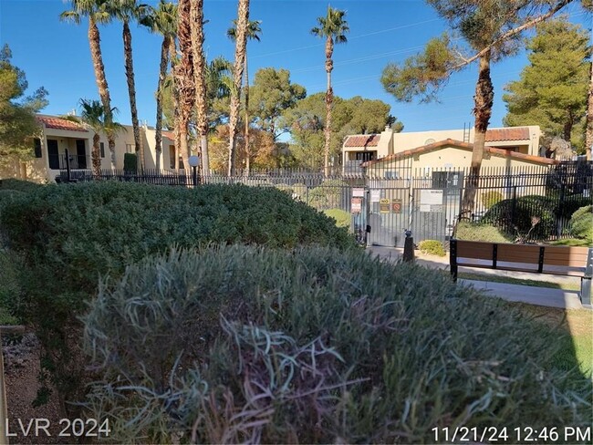 Building Photo - CUTE 1st FLOOR HENDERSON CONDO!