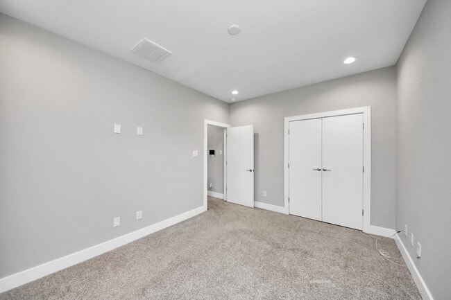 Building Photo - 5510 Rosslyn Rd