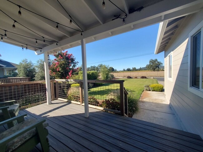 Building Photo - Nature Lover's Newer 1 bedroom single fami...