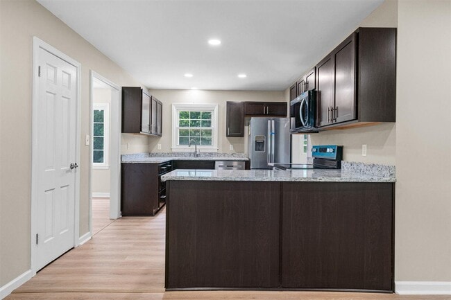 Building Photo - 725 Temple Ct