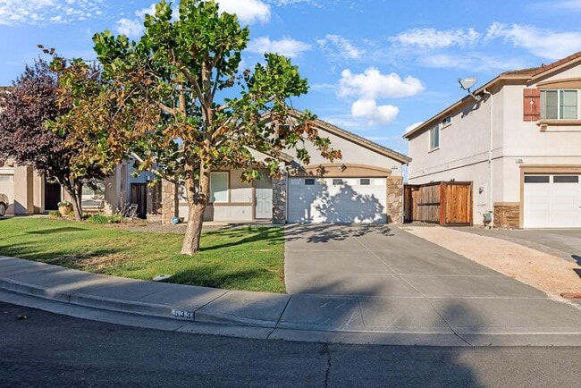 Building Photo - 533 Channel Ct