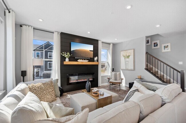 Building Photo - Rare End Unit 3Bed 3Bath Townhome in Rogers