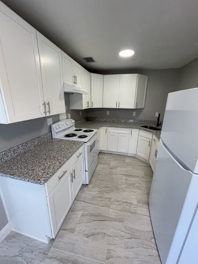 Building Photo - Fully renovated 3B 1B home