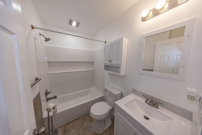 Building Photo - One bedroom duplex unit in Camas. - 2 blocks south of Crown Park