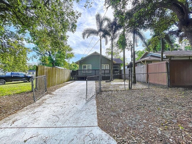 Building Photo - 1/1 in Central Lakeland with a great side ...