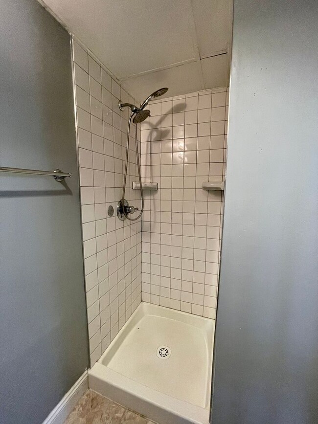 Building Photo - Coraopolis - 2 Bed 2 Bath - Immaculately M...