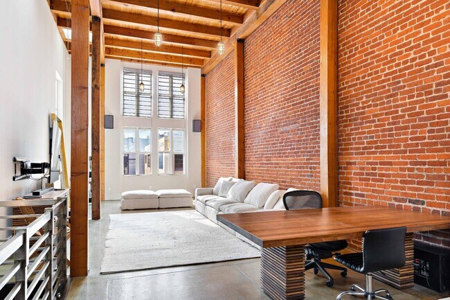 Building Photo - 657 3rd St