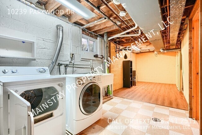 Building Photo - 10239 Parkwood Dr