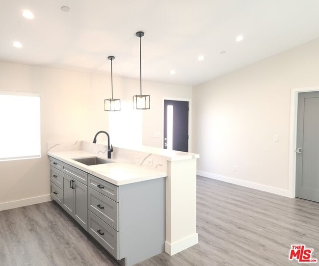 Building Photo - 422-422-1 Almond Ave