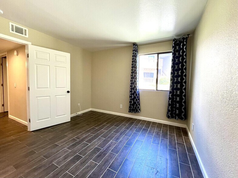 Building Photo - 1265 Kendall Dr