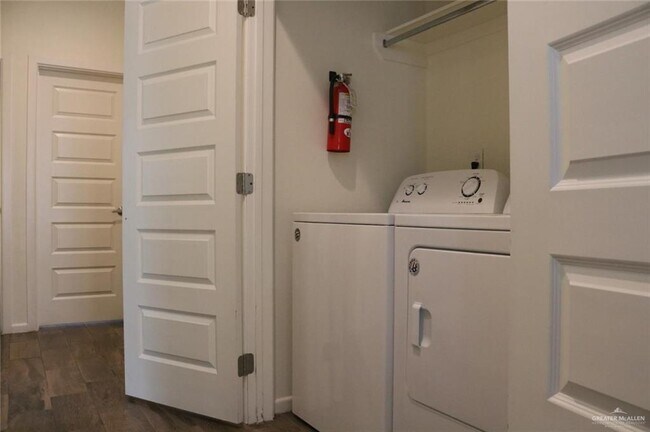 Building Photo - 16 Downing Ave