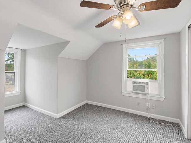 Building Photo - 4 Bedroom/1 Bathroom Home with Fenced Yard Available in SE Roanoke!