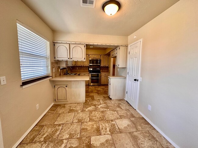Building Photo - Spacious three bed home in Moore