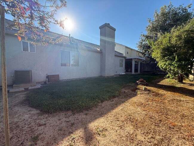 Building Photo - 2 bedroom, 2-bathroom home plus den/office in Fresno, CA!