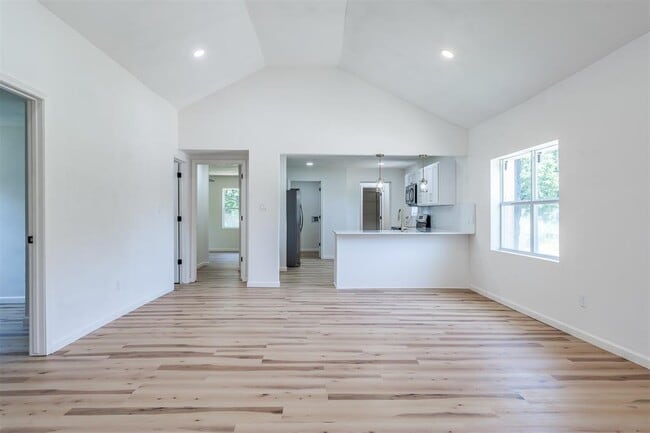 Building Photo - 1421 NE 8th St