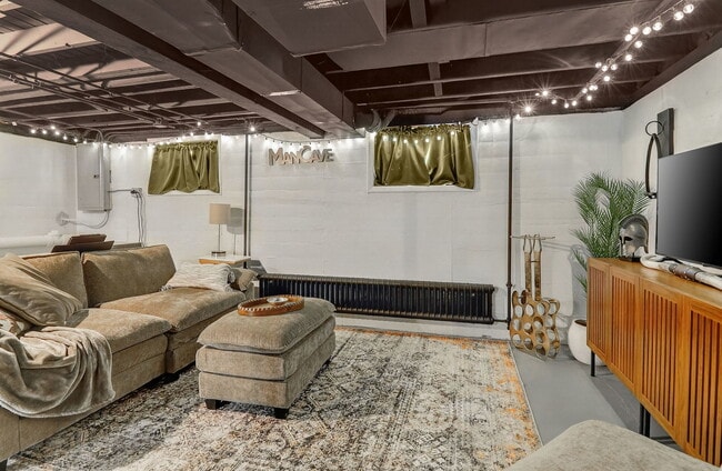 Building Photo - 102 E 56th St