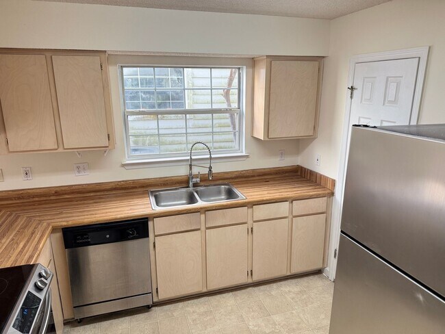 Building Photo - Well Maintained Townhouse....1/2 Off 1st Month's Ret