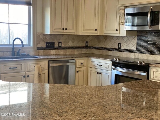 Building Photo - 330 Dunvegan Ct