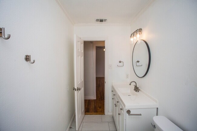 Building Photo - Move-In Ready! Stunning Home with Modern U...