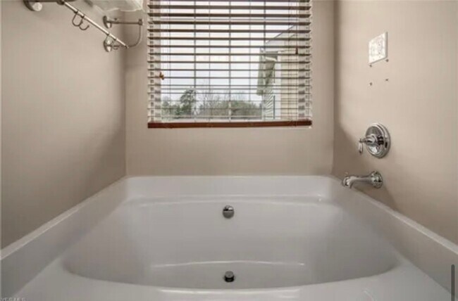 Building Photo - Spacious 3BR House in Brunswick